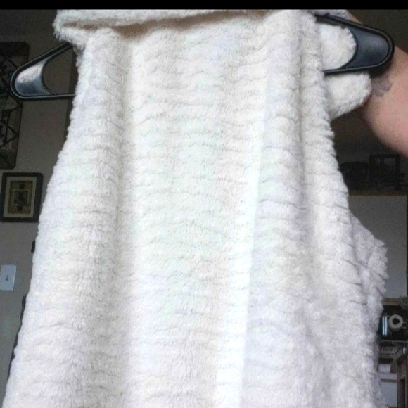 Apt 9 Faux-Fur Vest - Picture 7 of 7